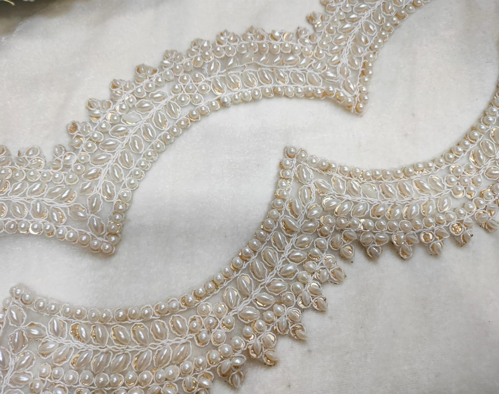 Elegant Scalloped White Pearl Trim